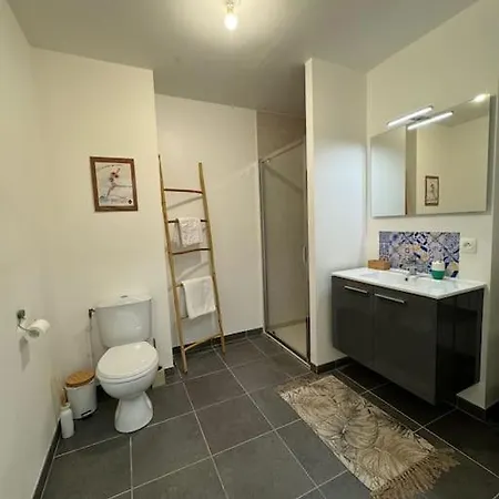 Spacieux Avec Terrasse 아파트